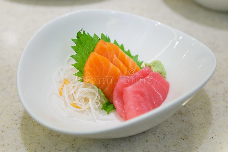 Salmões e atum japoneses do Sashimi do alimento imagem de stock Salmões e atum japoneses do Sashimi do alimento imagem de stock