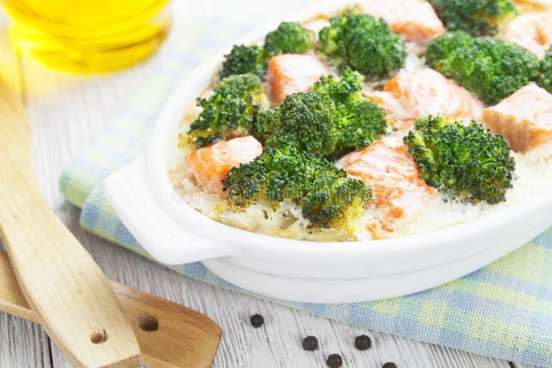 Salmões e brócolis cozidos foto de stock Salmões e brócolis cozidos foto de stock