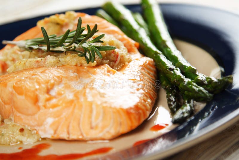 Salmão recheado assado imagem de stock royalty free