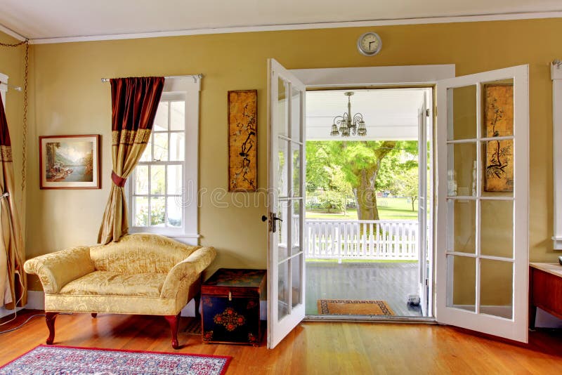 Salon avec des portes ouvertes au perron. Classique romantique. photographie stock libre de droits Salon avec des portes ouvertes au perron. Classique romantique. photographie stock libre de droits