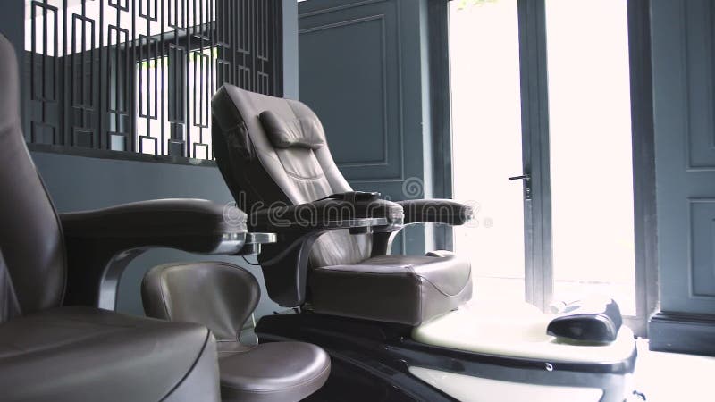 Salon de beauté moderne intérieur avec les fauteuils confortables pour la manucure, la pédicurie et le massage Massez les chai