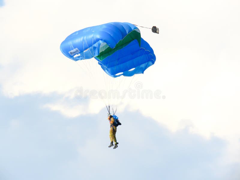 Download Salon De L'aéronautique De Parachutistes Tirrenia, Pise, Italie, Le 11 Septembre 2016 Image stock - Image du extrême, parachutiste: 77157515