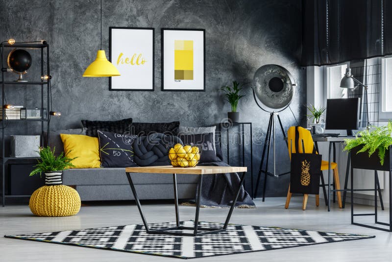 Salone con la tavola semplice immagini stock libere da diritti Salone con la tavola semplice immagini stock libere da diritti