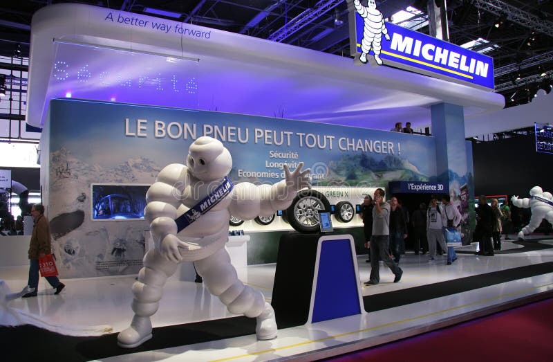 Salone Dell'automobile Di Parigi 2010 Basamento Di Michelin Immagine