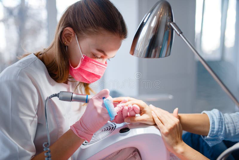 Salone, manicure, manicure e donna di cosmetologia fotografie stock libere da diritti Salone, manicure, manicure e donna di cosmetologia fotografie stock libere da diritti