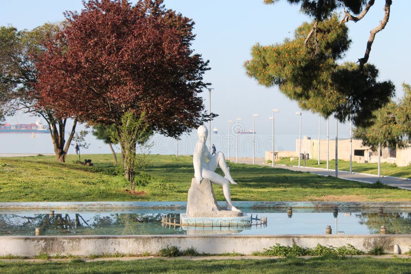 SALONIKI, Griechenland, dekorativer Brunnen und Skulptur einer Nackte in einem Saloniki parken Nord-Griechenland lizenzfreies stockbild SALONIKI, Griechenland, dekorativer Brunnen und Skulptur einer Nackte in einem Saloniki parken Nord-Griechenland lizenzfreies stockbild