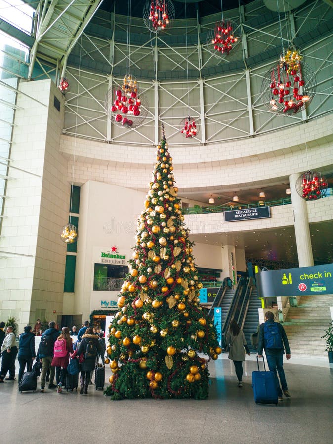 Albero Di Natale Heineken.Lisbona Humberto Delgado Airport Immagine Editoriale Immagine Di Entrata Dell 100919960