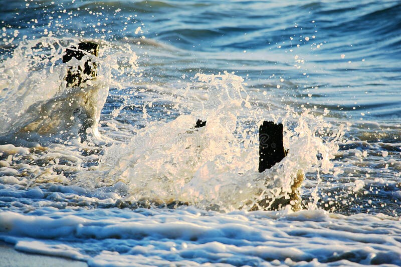 Salpicar ondas fotografía de archivo libre de regalías Salpicar ondas fotografía de archivo libre de regalías