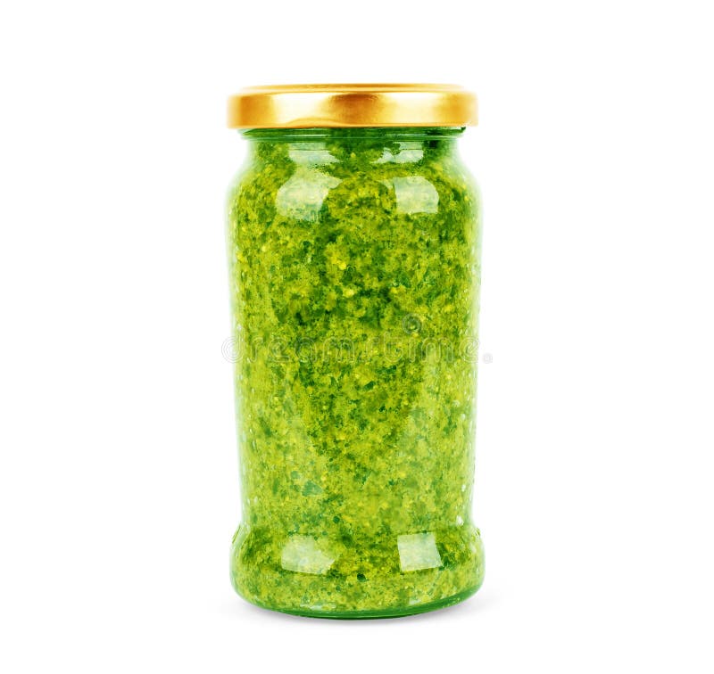 Salsa casalinga di pesto del basilico in barattolo di vetro su fondo bianco fotografia stock Salsa casalinga di pesto del basilico in barattolo di vetro su fondo bianco fotografia stock