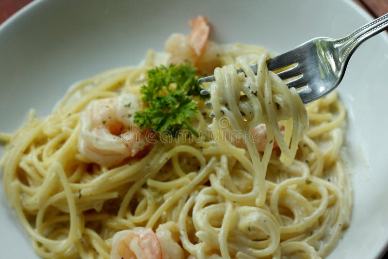 Salsa crema bianca degli spaghetti con gamberetto fotografie stock Salsa crema bianca degli spaghetti con gamberetto fotografie stock