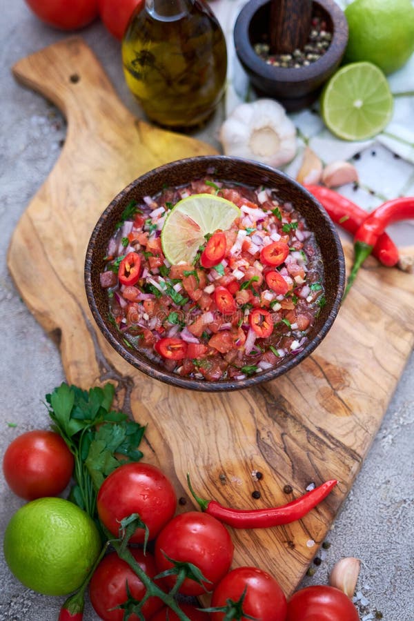 Salsa de salsa de salsa picada tomates de ajo picados y cebolla en tazón de madera.