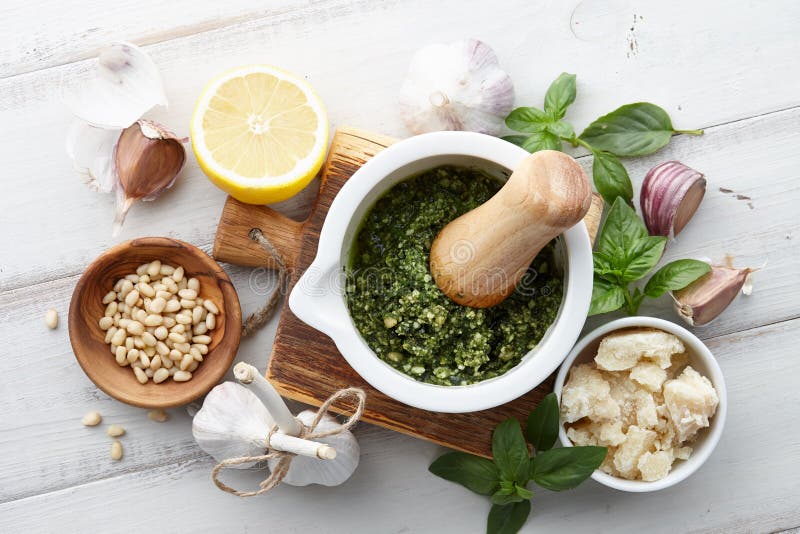 Salsa del pesto de la albahaca e ingredientes principales imagen de archivo libre de regalías Salsa del pesto de la albahaca e ingredientes principales imagen de archivo libre de regalías
