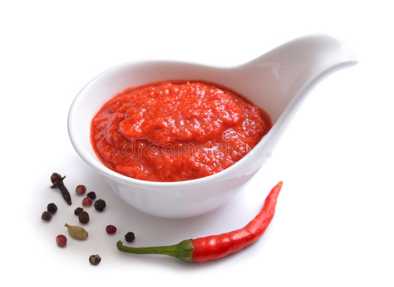 Salsa di peperoncino rosso rossa nel crogiolo di salsa Con pepe immagini stock libere da diritti Salsa di peperoncino rosso rossa nel crogiolo di salsa Con pepe immagini stock libere da diritti