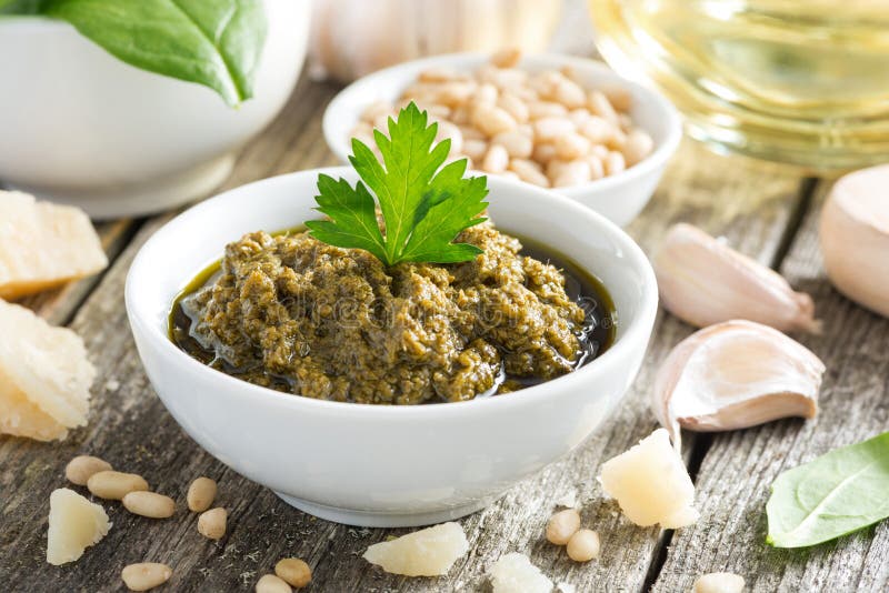 Salsa pesto in una ciotola bianca fotografia stock