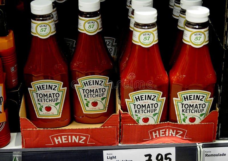 Salsa Ketchup Di Kraft Heinz Sulla Vendita Nel Mercato Tedesco  Dell'alimento Immagine Editoriale - Immagine di tedesco, economia: 140378310