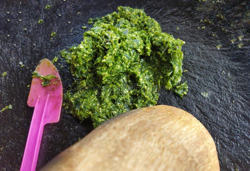 Salsa picante verde llamada ijo sambal en un mortero de piedra grande fotos de archivo libres de regalías