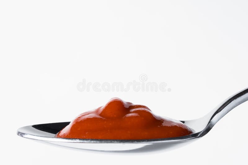 Salsa piccante su un cucchiaio immagine stock libera da diritti Salsa piccante su un cucchiaio immagine stock libera da diritti