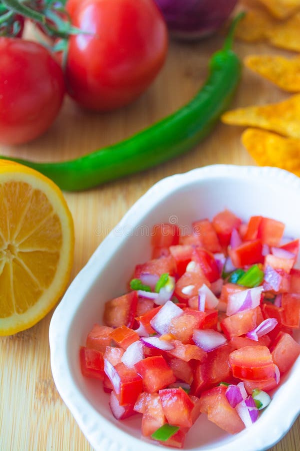 Salsa pico de gallo messicana con ingredienti fotografie stock Salsa pico de gallo messicana con ingredienti fotografie stock