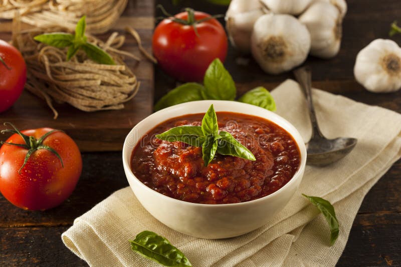 Salsa rossa casalinga di Marinara dell'italiano fotografia stock libera da diritti Salsa rossa casalinga di Marinara dell'italiano fotografia stock libera da diritti