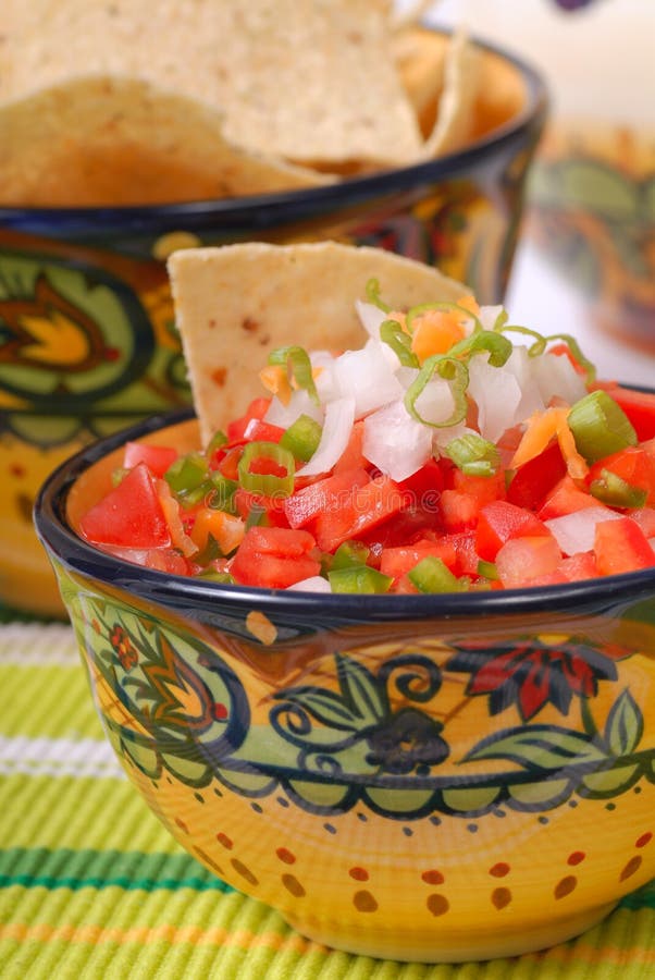 Salsa épicé avec des puces de tortilla images libres de droits Salsa épicé avec des puces de tortilla images libres de droits