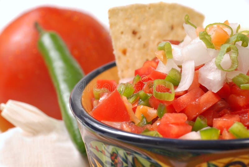 Salsa épicé avec des puces de tortilla photos libres de droits Salsa épicé avec des puces de tortilla photos libres de droits
