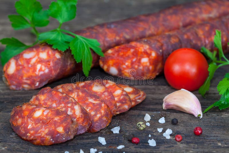 Salsiccia affumicata con il pomodoro fotografie stock Salsiccia affumicata con il pomodoro fotografie stock