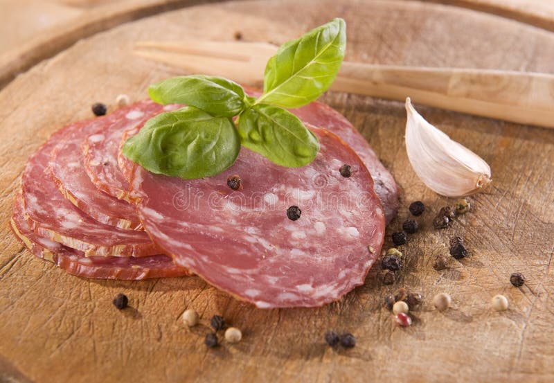 Salsiccia asciutta fotografie stock libere da diritti Salsiccia asciutta fotografie stock libere da diritti