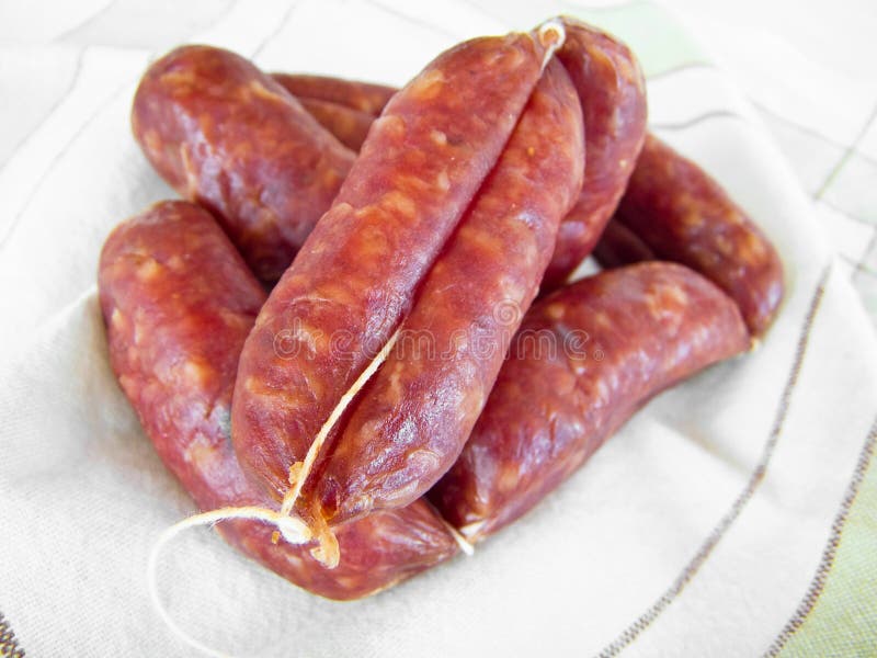 Salsicha de Norcia no guardanapo. imagem de stock Salsicha de Norcia no guardanapo. imagem de stock