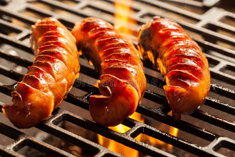 Salsichas Do Churrasco Na Grade Do Assado Imagem de Stock Imagem de