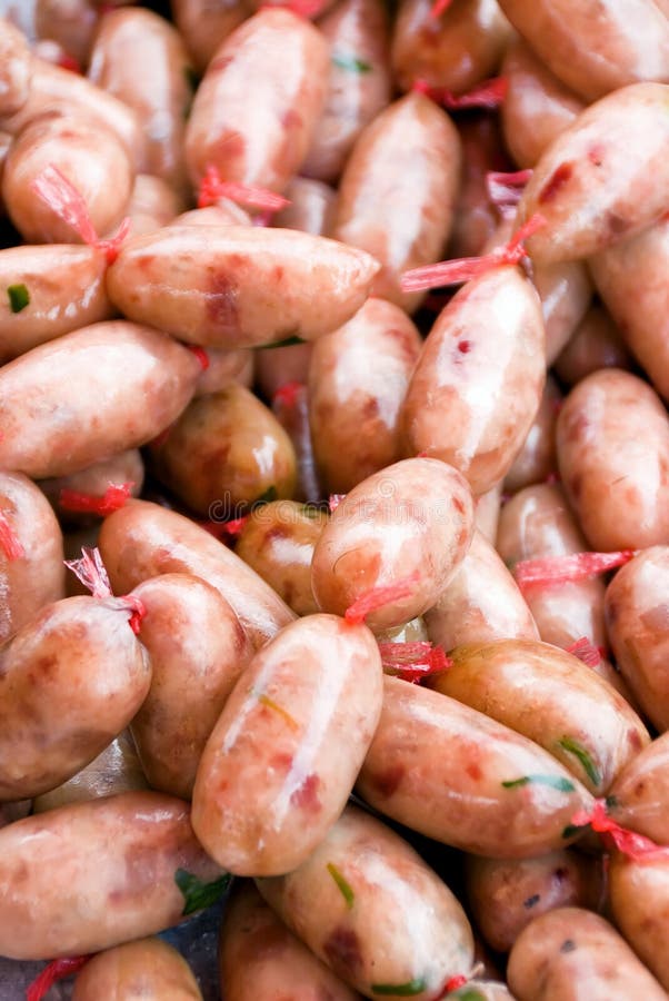 Salsichas frescas no mercado imagens de stock Salsichas frescas no mercado imagens de stock