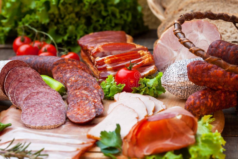 Salsichas, salame, presunto e bacon foto de stock royalty free Salsichas, salame, presunto e bacon foto de stock royalty free