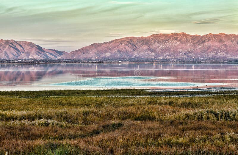 Salt Lake City - Sonnenuntergang-Ansicht von einem See, von Bergen und von Wiesen stockbilder Salt Lake City - Sonnenuntergang-Ansicht von einem See, von Bergen und von Wiesen stockbilder