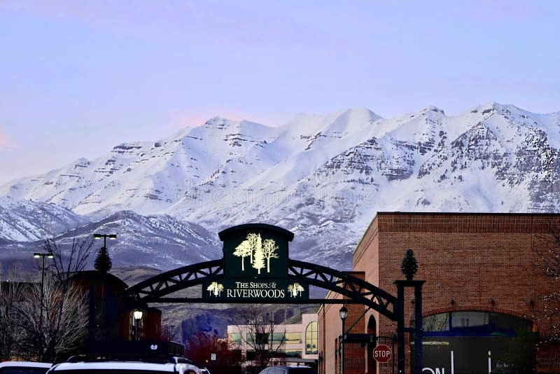 SALT LAKE CITY, UTAH ESTADOS UNIDOS - 13 DE FEBRERO DE 2017: Las tiendas en Riverwoods en Provo, Utah en la base de la montaña de fotografía de archivo SALT LAKE CITY, UTAH ESTADOS UNIDOS - 13 DE FEBRERO DE 2017: Las tiendas en Riverwoods en Provo, Utah en la base de la montaña de fotografía de archivo