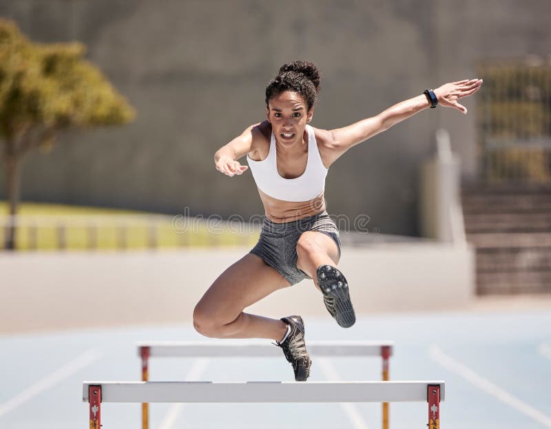 Velocidade, Pista E Mulher Rápida Correndo Para A Saúde Fitness