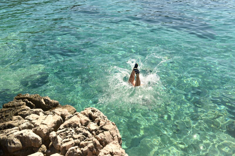 Saltando nell'acqua, divertimento di estate in mare fotografia stock Saltando nell'acqua, divertimento di estate in mare fotografia stock