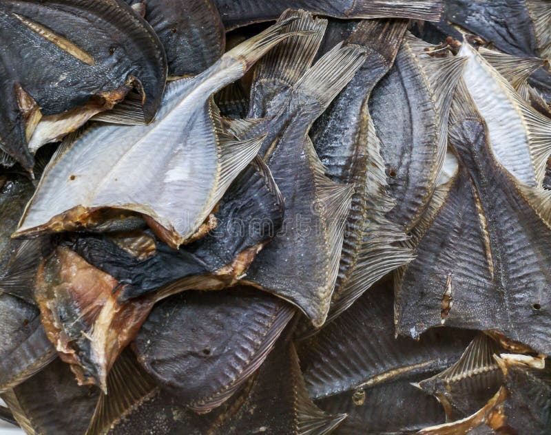 Salted secou peixes na prateleira do mercado fotografia de stock Salted secou peixes na prateleira do mercado fotografia de stock