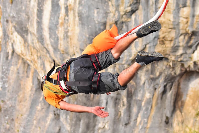 Salti dell'ammortizzatore ausiliario come sport di divertimento e di estremo fotografie stock Salti dell'ammortizzatore ausiliario come sport di divertimento e di estremo fotografie stock