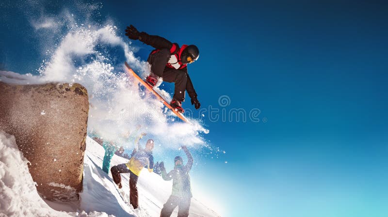 Salti di neve da una grande roccia contro fotografia stock libera da diritti Salti di neve da una grande roccia contro fotografia stock libera da diritti