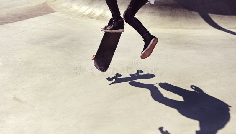 Salti il trucco nel parco, sport del skateboarder di estremo di stile libero di pratica immagine stock Salti il trucco nel parco, sport del skateboarder di estremo di stile libero di pratica immagine stock