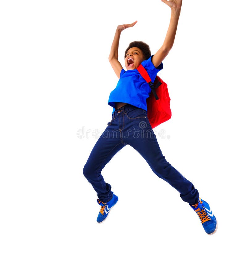 Salto afro-americano entusiasmado do menino de escola