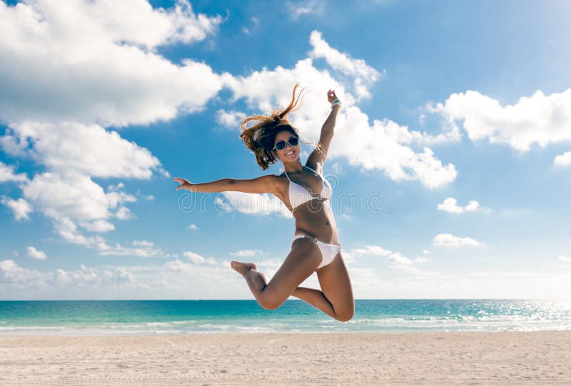 Salto asiático da mulher do biquini feliz da alegria na praia Vacat tropical imagens de stock Salto asiático da mulher do biquini feliz da alegria na praia Vacat tropical imagens de stock