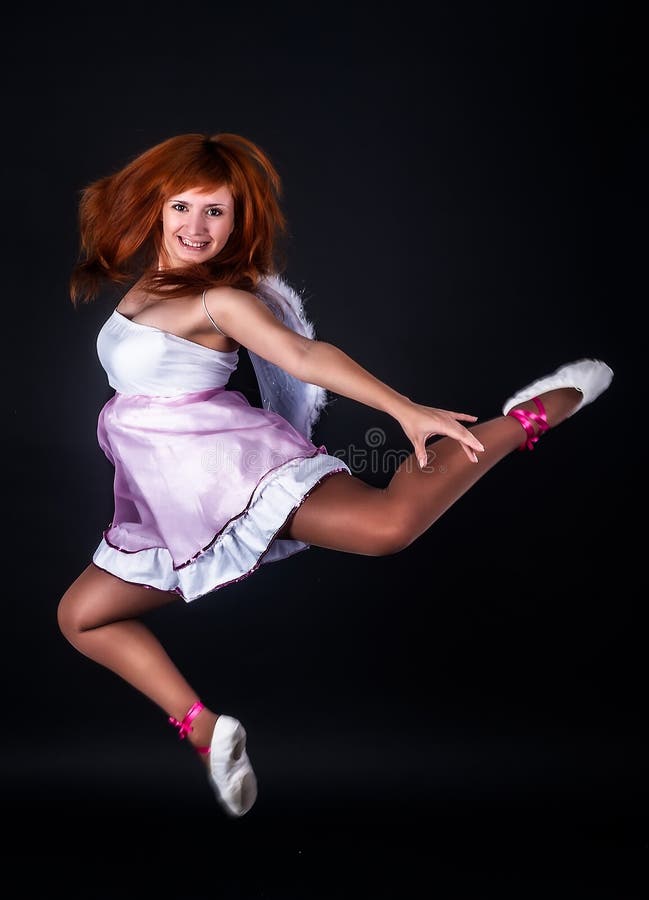 Salto atrativo da menina foto de stock royalty free Salto atrativo da menina foto de stock royalty free