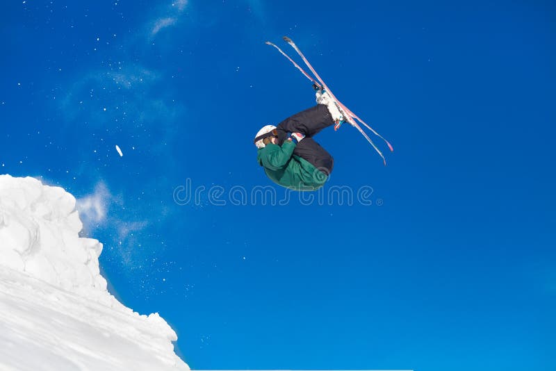 Salto con i sci nelle montagne nevose fotografie stock libere da diritti Salto con i sci nelle montagne nevose fotografie stock libere da diritti