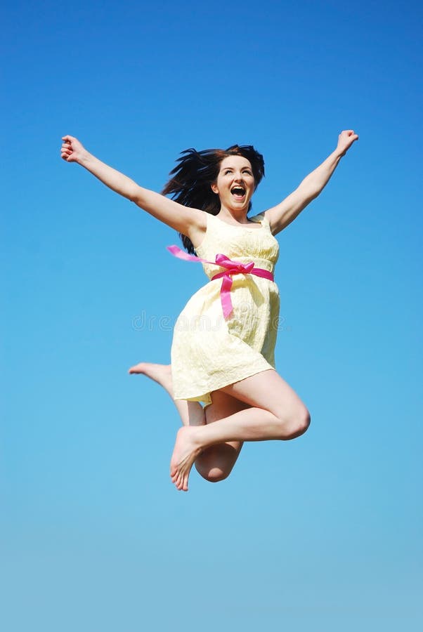 Salto da mulher nova imagem de stock royalty free Salto da mulher nova imagem de stock royalty free