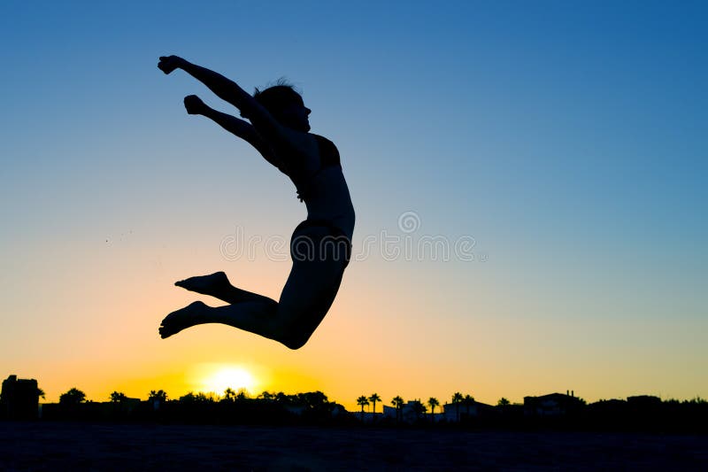 Salto da silhueta da mulher fotografia de stock Salto da silhueta da mulher fotografia de stock
