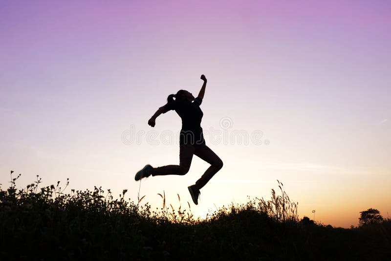 Salto Da Sombra Da Mulher Alegre Imagem De Stock Imagem De Mulher Divertimento 108561583