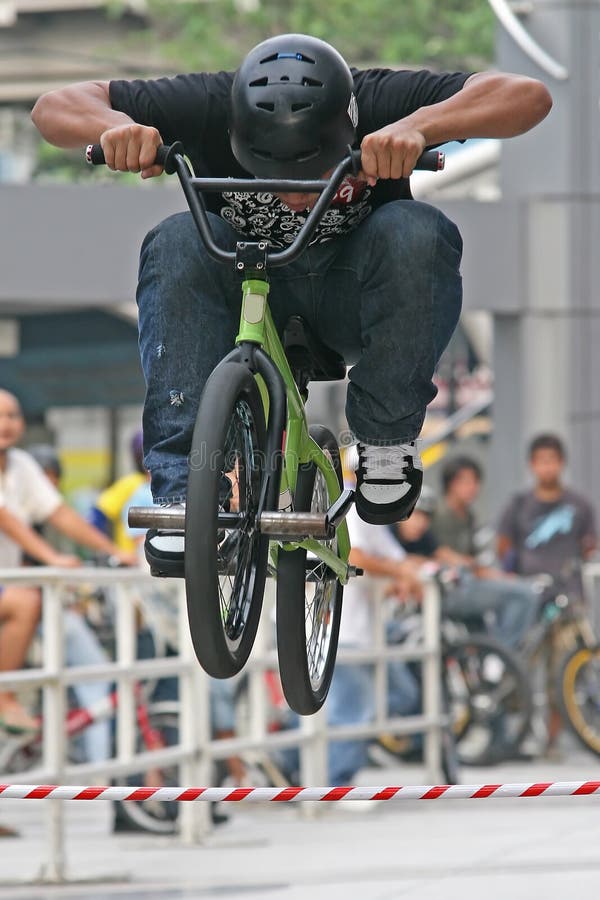 Salto de BMX fotografia de stock