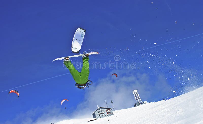 Salto de Snowkite foto de archivo Salto de Snowkite foto de archivo