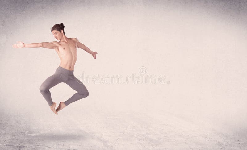 Salto del arte interpretativa del bailarín de ballet moderno con el fondo vacío imagenes de archivo Salto del arte interpretativa del bailarín de ballet moderno con el fondo vacío imagenes de archivo