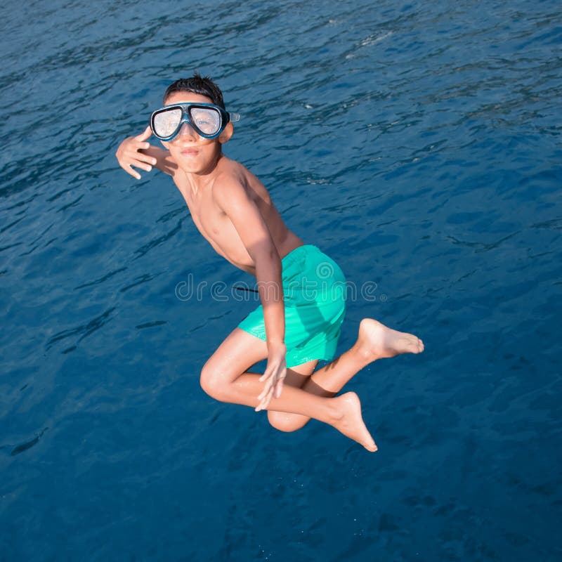 Salto del niño en el mar imagen de archivo libre de regalías Salto del niño en el mar imagen de archivo libre de regalías